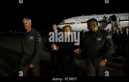 Incirlik, en Turquie. 20 Jan, 2016. L'attention des rédacteurs photo disponible 21 Janvier 2016 - Le ministre allemand de la défense, Ursula von der Leyen (C) arrive pour une visite de deux jours de l'armée allemande Bundeswehr à la base aérienne de Incirlik, en Turquie, le 20 janvier 2016. Photo : Tobias SCHWARZ/dpa/Alamy Live News Banque D'Images