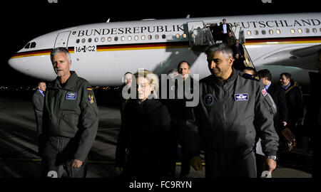 Incirlik, en Turquie. 20 Jan, 2016. L'attention des rédacteurs photo disponible 21 Janvier 2016 - Le ministre allemand de la défense, Ursula von der Leyen (C) arrive pour une visite de deux jours de l'armée allemande Bundeswehr à la base aérienne de Incirlik, en Turquie, le 20 janvier, 2016.Photo : Tobias SCHWARZ/dpa/Alamy Live News Banque D'Images