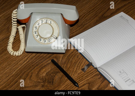 La photo montre un téléphone fixe avec un ordinateur portable Banque D'Images