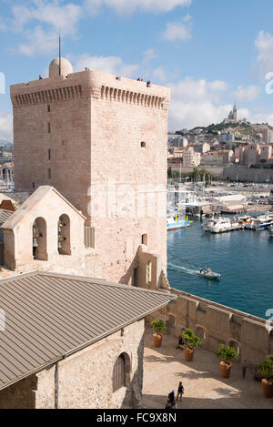 Vue sur le Fort Saint-Jean et le Vieux-Port, ou de vieux Port, à Marseille, France. Banque D'Images