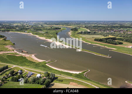Pays-bas, Pannerden, Canal appelé Pannerdens Kanaal et cargo en rivière Waal. Aerial Banque D'Images