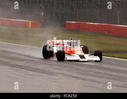 1977 McLaren M26 une voiture de Formule 1, les qualifications sous la pluie, pour la FIA de Formule 1 historiques au Silverstone Classic 2015 Banque D'Images