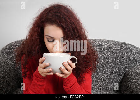 Girl en sirotant de la grande tasse de café Banque D'Images