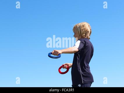 Enfant commence un cerf-volant Banque D'Images