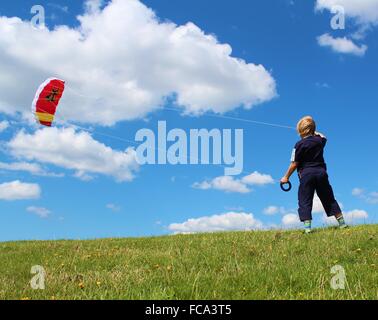 Enfant commence un cerf-volant Banque D'Images