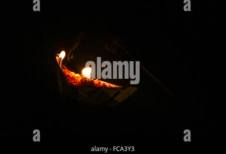 Une bougie votive scellant la rivière Gange Banque D'Images