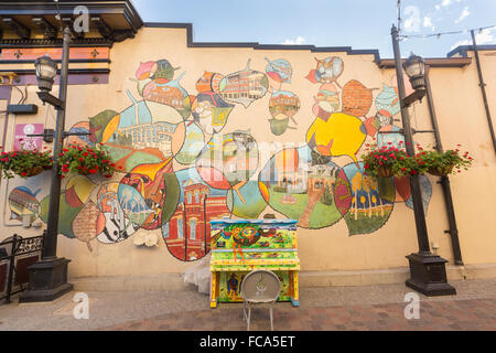 L'un des nombreux Pianos à propos de Town dans une ruelle à côté de la cuisine italien Enzio dans la vieille ville commerçante historique et des restaurants de Fort Collins, Colorado. Banque D'Images