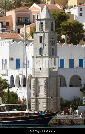 Tower dans le port sur l'île de Symi Banque D'Images