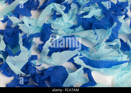 De nombreux morceaux de papier déchirés colorés Banque D'Images