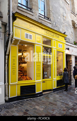 Sacha Finkelsztajn, Finkelstein Jewish bakery shop, avec le quartier juif de challot, rue des Rosiers, Marais, Paris, France. Banque D'Images