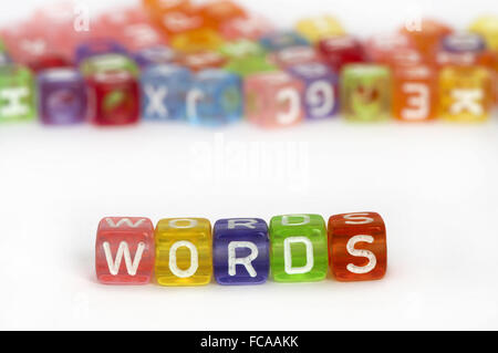 Mots de texte sur les cubes colorés sur fond blanc Banque D'Images
