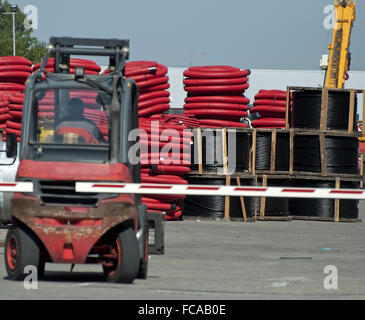 De gros rouleaux de câbles rouge et noir Banque D'Images