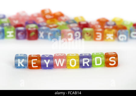 Texte Mots-clés sur les cubes colorés Banque D'Images