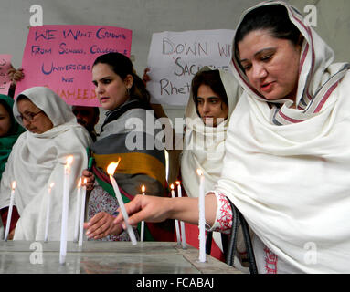 Peshawar. 21 Jan, 2016. Peuple Pakistanais allument des bougies qu'ils protestent contre les militants attaque sur Bacha Khan dans le nord-ouest de l'Université de Peshawar au Pakistan le 21 janvier 2016. Selon les responsables de décès attribuables à l'attaque meurtrière sur Bacha Khan University dans le district de Charsadda a atteint 21. Credit : Ahmad Sidique/Xinhua/Alamy Live News Banque D'Images