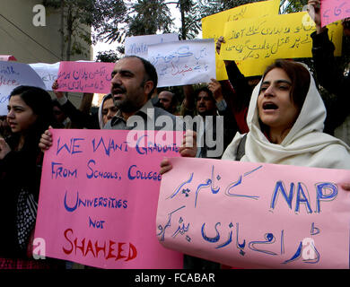 Peshawar. 21 Jan, 2016. Les gens crient des slogans pakistanais comme ils protestent contre les militants attaque sur Bacha Khan dans le nord-ouest de l'Université de Peshawar au Pakistan le 21 janvier 2016. Selon les responsables de décès attribuables à l'attaque meurtrière sur Bacha Khan University dans le district de Charsadda a atteint 21. Credit : Ahmad Sidique/Xinhua/Alamy Live News Banque D'Images