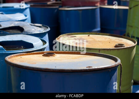 Couleur vieux barils de produits pétroliers Banque D'Images