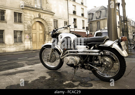 Honda CB classique noir bomber, un vélo garé dans le Marais, Paris. Banque D'Images