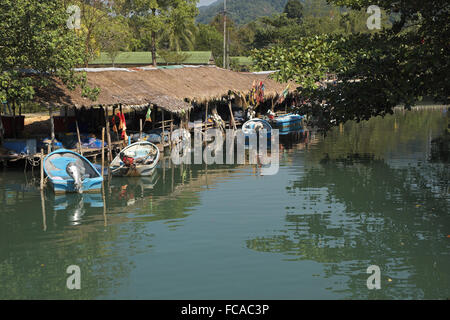 Les bâtiments sur pilotis au bord de l'eau et de bateaux, chai chet, Koh Chang, Thaïlande, Asie du sud-est. Banque D'Images