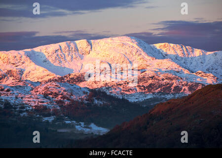 Matin première lumière au lever du soleil sur Wetherlam, dans le Lake District, UK, prises le 20 janvier 2016. Banque D'Images