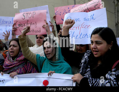 Peshawar. 21 Jan, 2016. Les gens crient des slogans pakistanais comme ils protestent contre les militants attaque sur Bacha Khan dans le nord-ouest de l'Université de Peshawar au Pakistan le 21 janvier 2016. Selon les responsables de décès attribuables à l'attaque meurtrière sur Bacha Khan University dans le district de Charsadda a atteint 21. Credit : Ahmad Sidique/Xinhua/Alamy Live News Banque D'Images