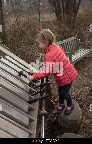 Un enfant jouant un xylophone tout en visitant l'Everett Children's Adventure dans le jardin Jardins Botaniques de New York NEW YORK USA Banque D'Images