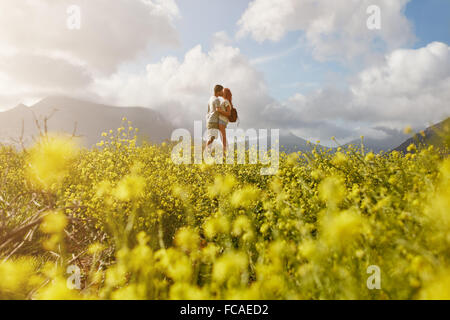 Couple romantique et s'embrasser sur une journée ensoleillée à l'extérieur. Banque D'Images