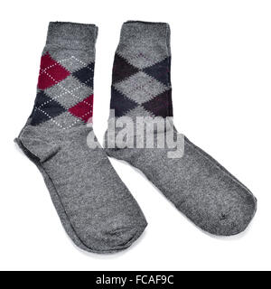 Deux paires de chaussettes à motifs argyle en différentes couleurs sur un fond blanc Banque D'Images