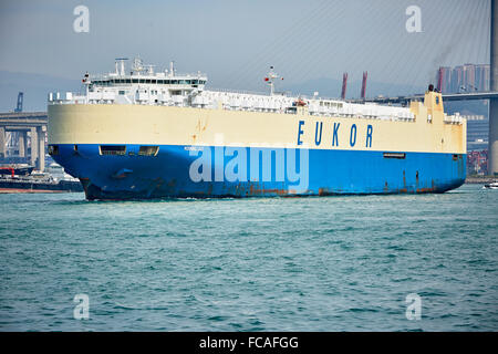 RoRo un navire transportant des véhicules quitte le terminal à conteneurs de Tsing Yi comme il se dirige vers la mer. Banque D'Images