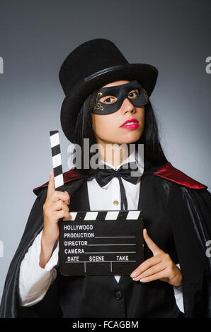 Woman wearing mask avec film board Banque D'Images