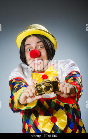 Funny clown sur un fond sombre Banque D'Images