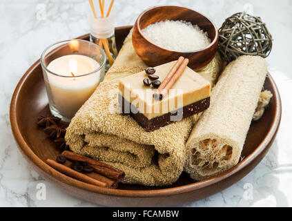 L'établissement Spa avec du café et de la cannelle, du savon et du sel de mer bougie serviette Banque D'Images