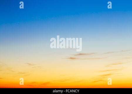 Ciel, bleu vif, orange et jaune soleil. Instant Photo, image. Abstract Background Banque D'Images