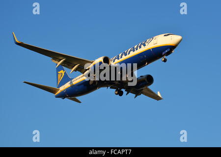 Ryanair Boeing 737NG EI-DCK atterrissage à l'aéroport de Birmingham, UK Banque D'Images