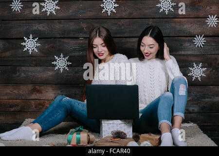 Deux belles filles de l'emplacement sur le plancher Banque D'Images