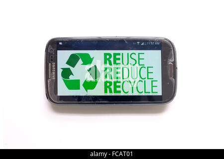 Symboles de recyclage sur l'écran de smartphone photographié sur un fond blanc. Banque D'Images