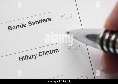 Detroit, Michigan, USA - 21 janvier 2016 - L'électeur choisit entre Bernie Sanders et Hillary Clinton sur un bulletin de vote dans l'élection primaire démocrate du Michigan. Crédit : Jim West/Alamy Live News Banque D'Images