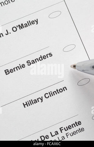 Detroit, Michigan, USA - 21 janvier 2016 - L'électeur choisit entre Bernie Sanders et Hillary Clinton sur un bulletin de vote dans l'élection primaire démocrate du Michigan. Crédit : Jim West/Alamy Live News Banque D'Images