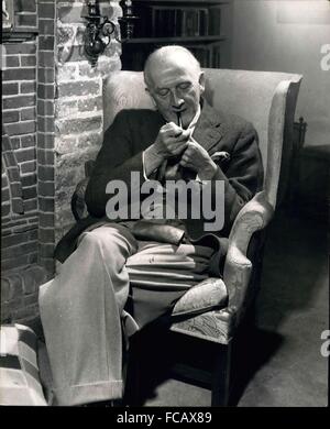 1952 - M. Alan Alexander Mlne (AA. Milne) bénéficie d''un tuyau tout à fait dans le confortable salon de sa maison à Rartfield, Sussex. : AA. Milne célèbre son 70e anniversaire. : Le 18 janvier, M. Alan Alexander Milne célèbre son 70e anniversaire. Mieux connue sous le nom d'AA. Milne, il a écrit de nombreux livres et pièces de théâtre, mais est surtout connu comme l'auteur de ''Christopher Robin'', les livres et poèmes écrits autour de ce petit garçon de son propre fils, qui est maintenant un homme mûr, toujours le plus grand plaisir des enfants dans le monde entier. M. Milne a été rédacteur adjoint de poinçon de 1906 à 1914 et parmi ses célèbres livres pour enfants sont ''Wh Banque D'Images