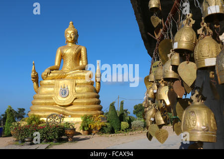 Thailande Phuket UN 12 mètres de haut, le Bouddha d'or de Big Buddha Phuket Adrian Baker Banque D'Images