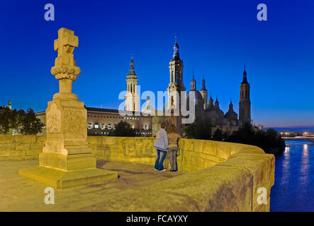 Zaragoza, Aragón, Espagne : Basilique de Nuestra Señora del Pilar, comme à partir de pont 'de Piedra' Banque D'Images