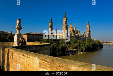 Zaragoza, Aragón, Espagne : El Pilar, comme à partir de pont 'de Piedra' Banque D'Images