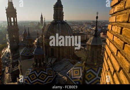 Zaragoza, Aragón, Espagne : Basilique de Nuestra Señora del Pilar avec le clocher de 'la' Seo Banque D'Images