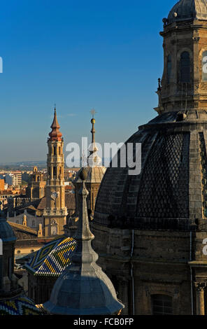 Zaragoza, Aragón, Espagne : Basilique de Nuestra Señora del Pilar avec le clocher de 'la' Seo Banque D'Images