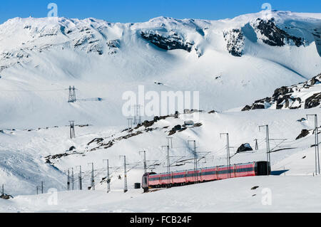 Train Oslo-Bergen longue distance, à l'est de Finse, plateau de Hardangervidda , hiver, Hordaland, Norvège Banque D'Images