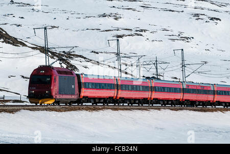 Train Oslo-Bergen longue distance, à l'est de Finse, plateau de Hardangervidda , hiver, Hordaland, Norvège Banque D'Images