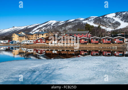 Camping de Geilo, chalets à louer, à Ustedalsfjord, au sud du centre de la ville, la fonte de la glace sur la rivière, la Norvège. Banque D'Images