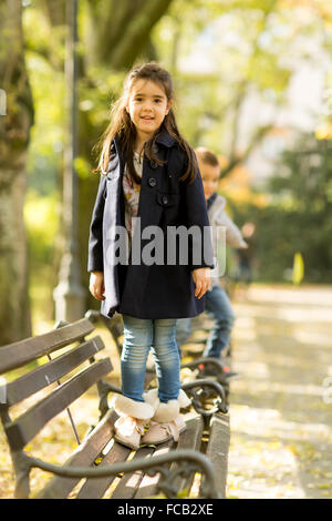 Les enfants sur le banc Banque D'Images