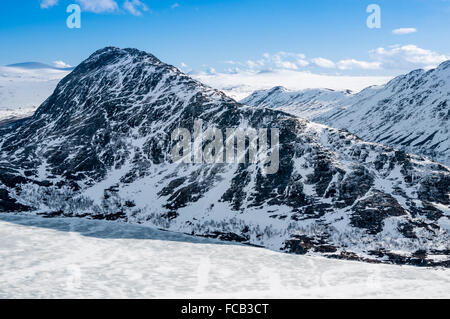 Vue depuis ridge Besseggen, endroit le plus étroit de la crête ('Bandet'),au lac gelé, Bessvatn 400 m sous le lac Gjende, pe Banque D'Images