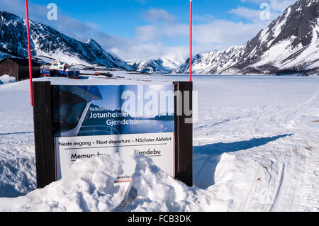 Vue sur le lac Gjende vers l'ouest, le parc national de Jotunheimen, bateaux de croisière lié sur terre, vu de Gjendesheim, Norvège Banque D'Images