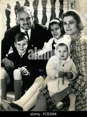 1959 - Monaco couple Royal célébrer 10e anniversaire de mariage ; le Prince Rainier et la Princesse Grace de Monaco, ont célébré le 10e anniversaire de leur mariage. La photo montre le Prince Rainier et la Princesse Grace avec leurs enfants, Prince Albert, 8 Princesse, Carolin, 9 et la Princesse Stéphanie, 13 mois. © Keystone Photos USA/ZUMAPRESS.com/Alamy Live News Banque D'Images